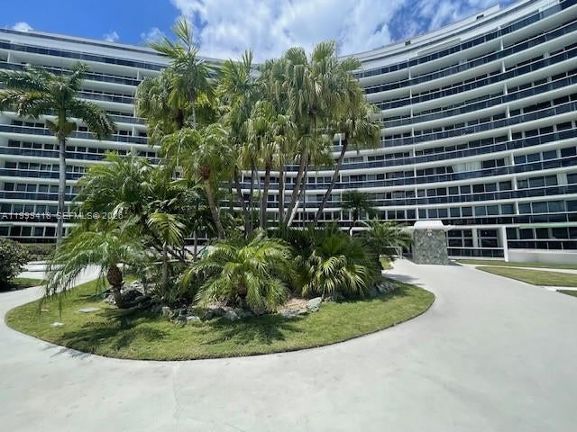 900 Bay Dr