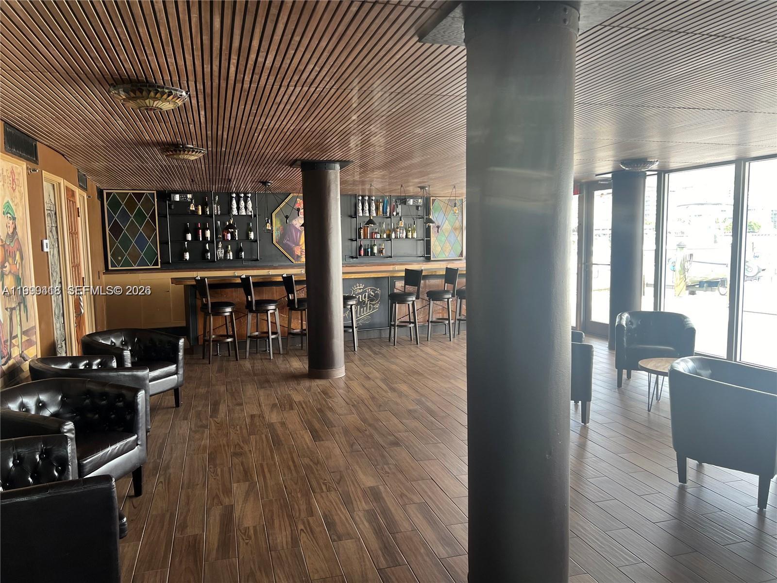 KING COLE CONDO - Residential