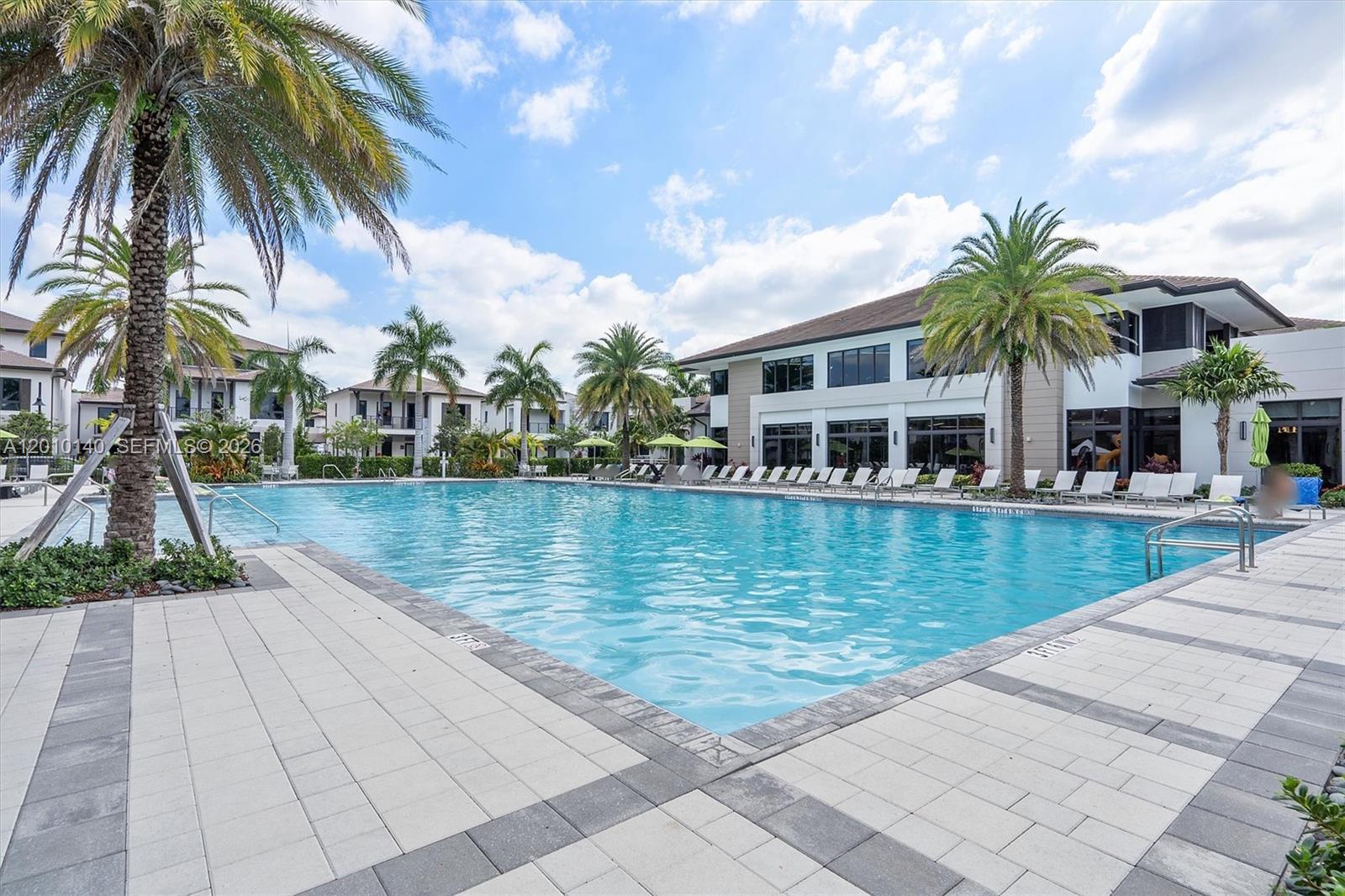 DOWNTOWN DORAL SOUTH PHASE - Residential