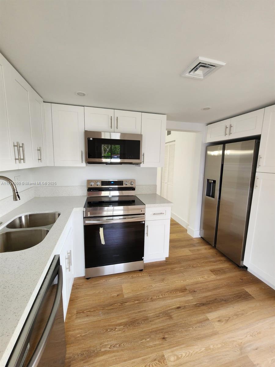Remodeled & Spacious apartment for sale!
This inviting 3 bedroom, 2 bathroom apartment offers comfortable living with 1,130 square feet of well designed space. Perfect for families or anyone seeking extra room. Completely remodeled kitchen with plenty of prep space and eat in kitchen space. Double entry. Spanish Trace is centrally located, in front of Publix, Starbucks, CVS, restaurants and more. Ciose to Turnpike, minutes from Miami Dade Community College and Florida International University, Nova University.