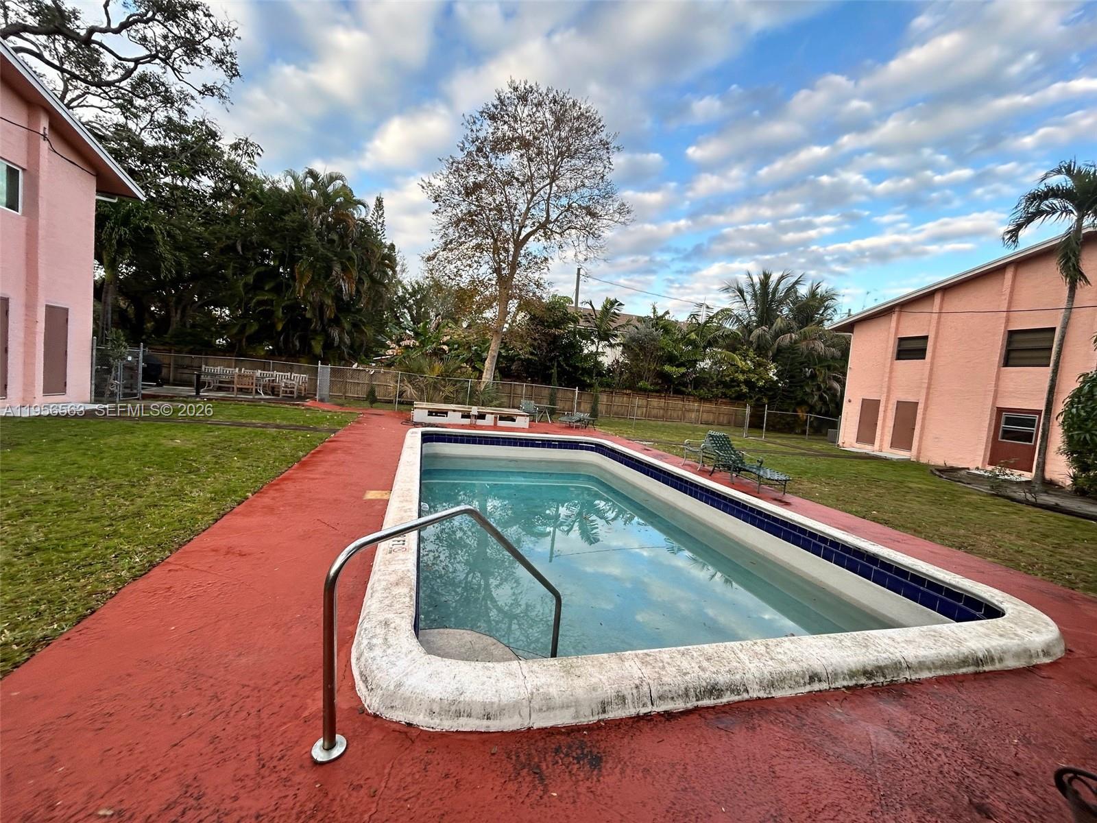 OAK TREE GARDEN CONDO - Residential