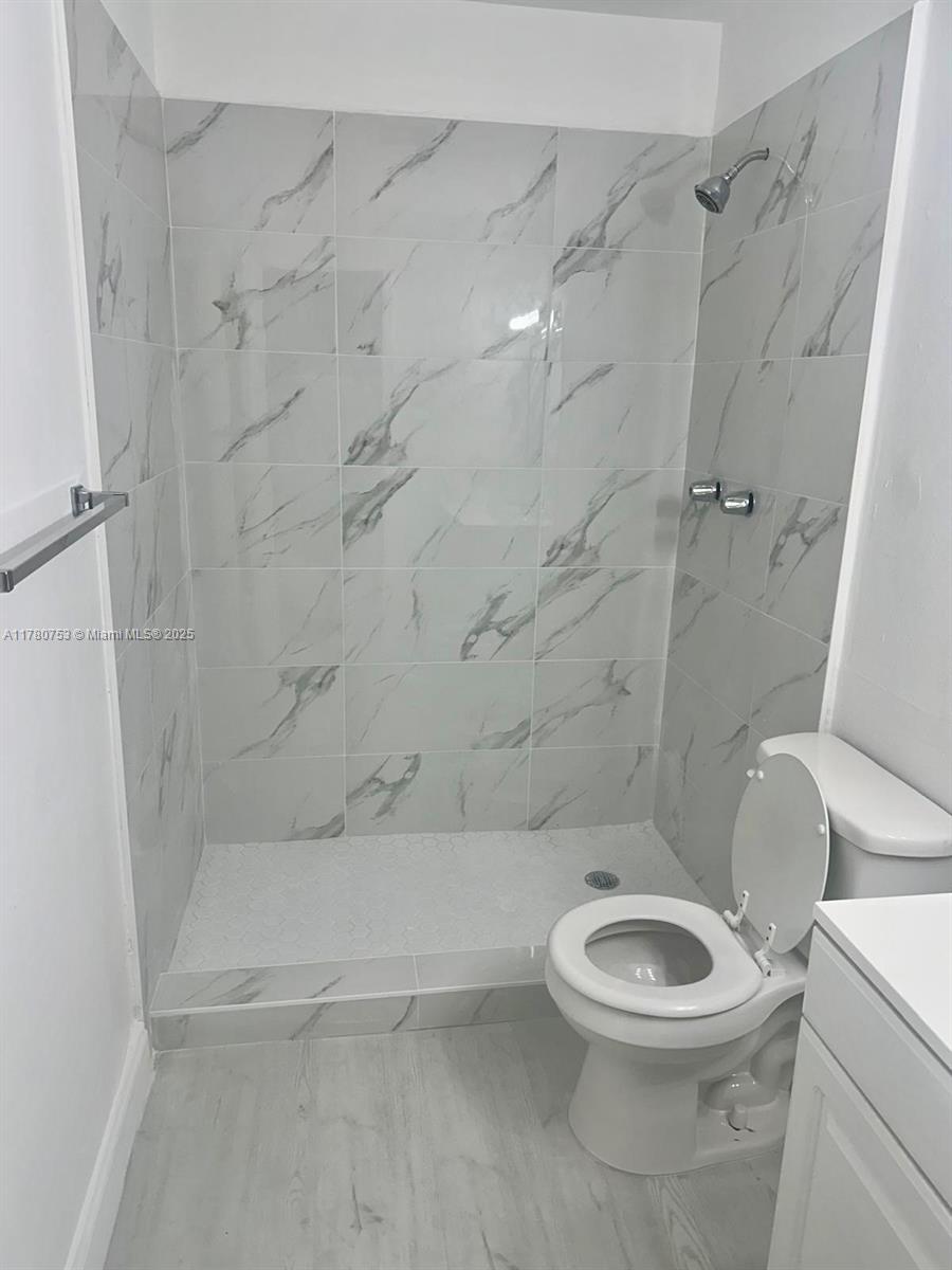2 BED 2.5 BATH spacious apartment available for rent in Venetian Gardens. Residents enjoy great amenities, including a tennis court, clubhouse, gym, and more. Easy to show!
First and security deposit required ONLY TWO MONTHS.