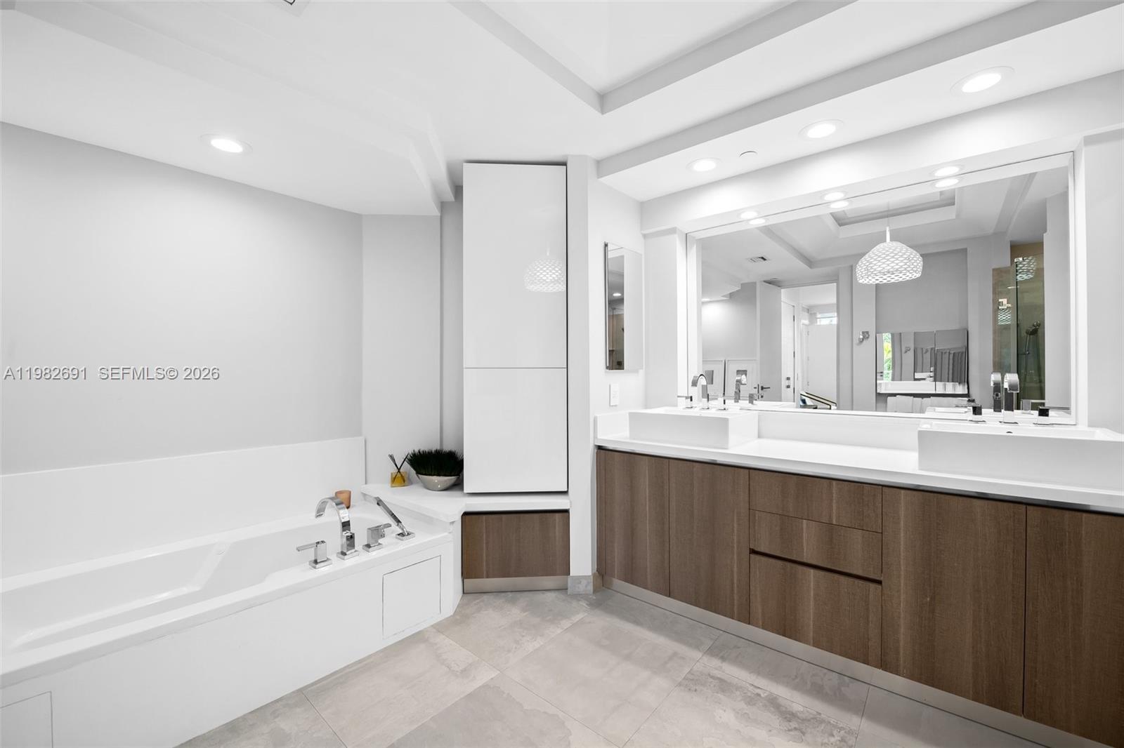 CYMBRINAS CAY CONDOMINIUM - Residential Lease