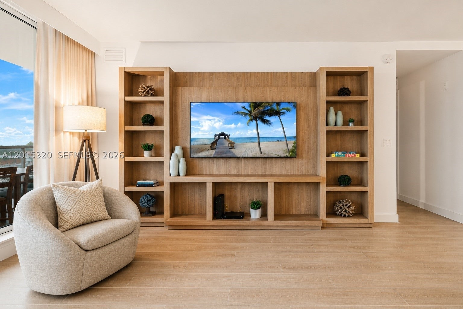 2301 Collins Ave 1129