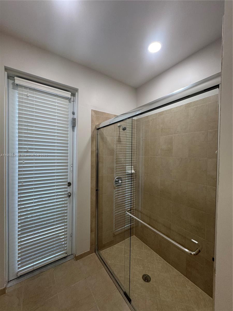 KENDALL COMMONS RESIDENTI - Residential Lease