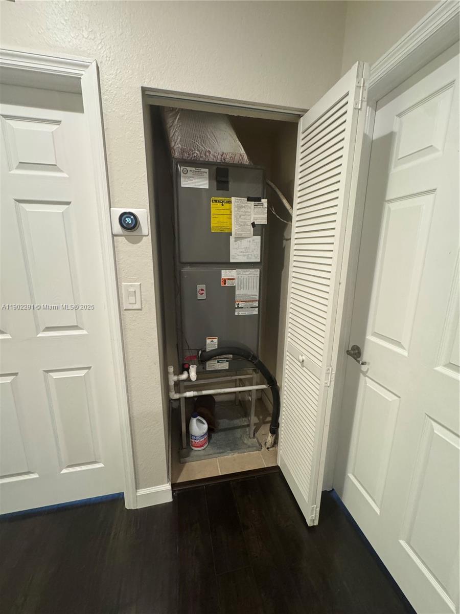 KENDALL COMMONS RESIDENTI - Residential Lease