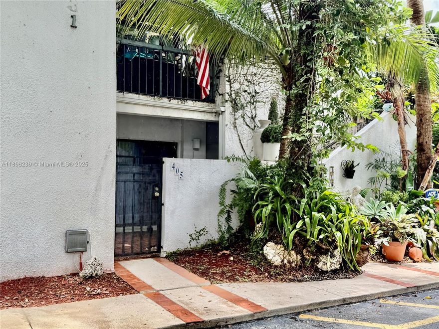 Large 1-bed / 1 bath apartment in the heart of Kendall. Comes with 2 parking spaces. 1 assigned parking space and 1 guest space available. Washer & Dryer in unit.  Easy access to expressways, hospitals, shopping, Near Wal-Mart, N Kendall Drive, and Baptist Hospital