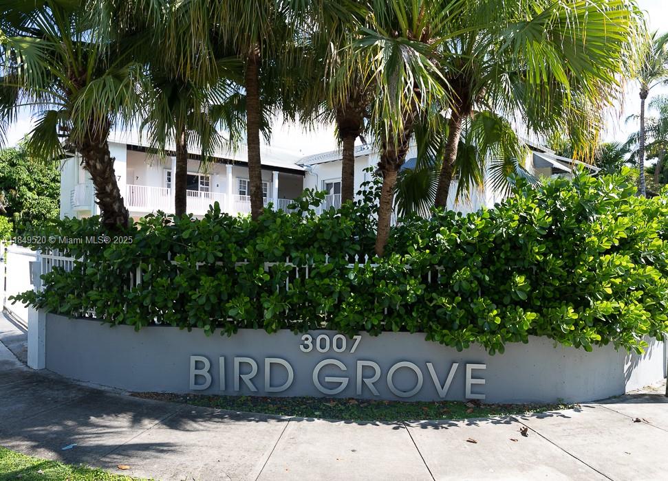 Located in Coconut Grove, charm and bright apartment with 1-Bedroom, 1- Bathroom plus living-dining area, with washer/dryer in unit. One assigned parking space- gatted. Ideally located near parks, shops, restaurants and just minutes from Brickell and Downtown.