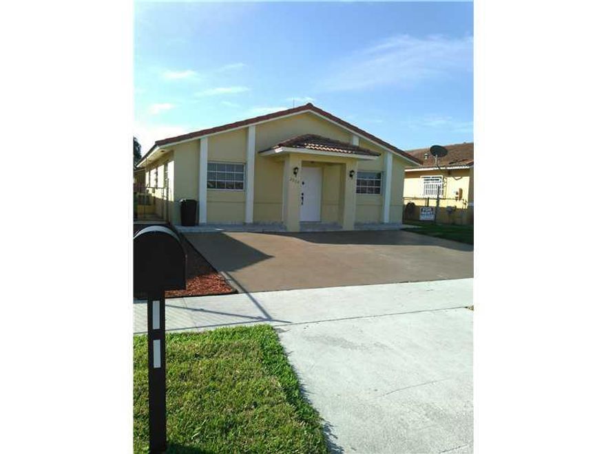 SPACIOUS COZY SINGLE FAMILY HOME COMPLETELY FENCED IN.SOLID LANLORDS.NEAR SCHOOLS ,MALLS & MARKETS .QUIET NEIGHBORHOOD.