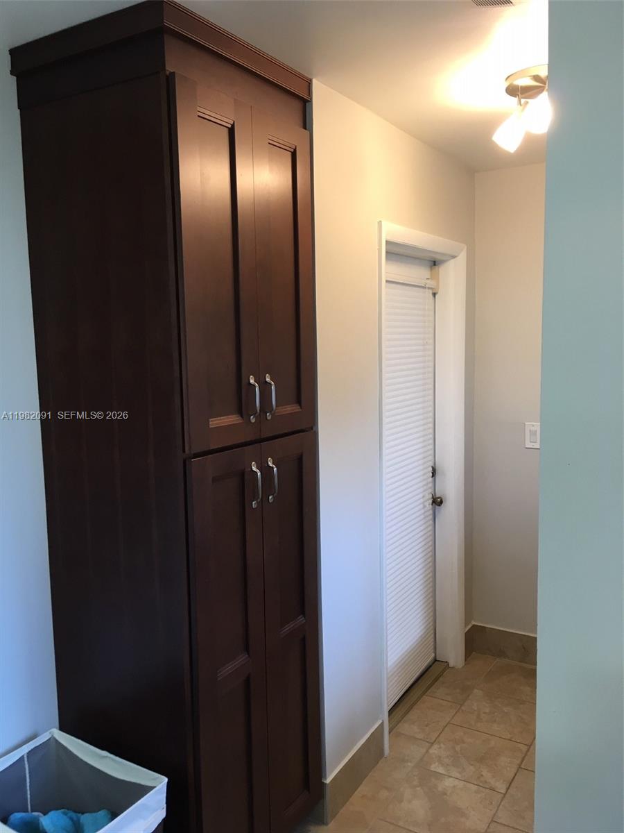 ROLLING HILLS LAKE ESTATE - Residential Lease