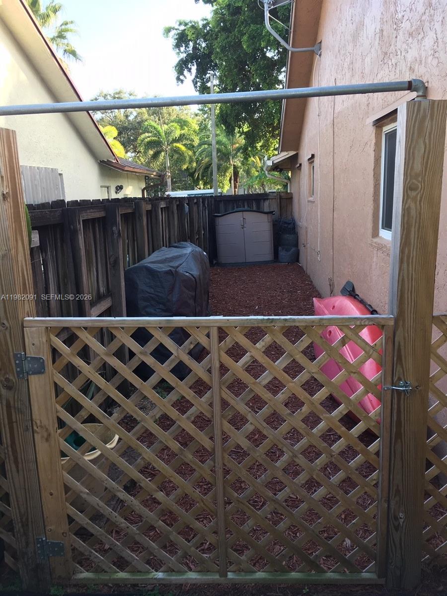 ROLLING HILLS LAKE ESTATE - Residential Lease