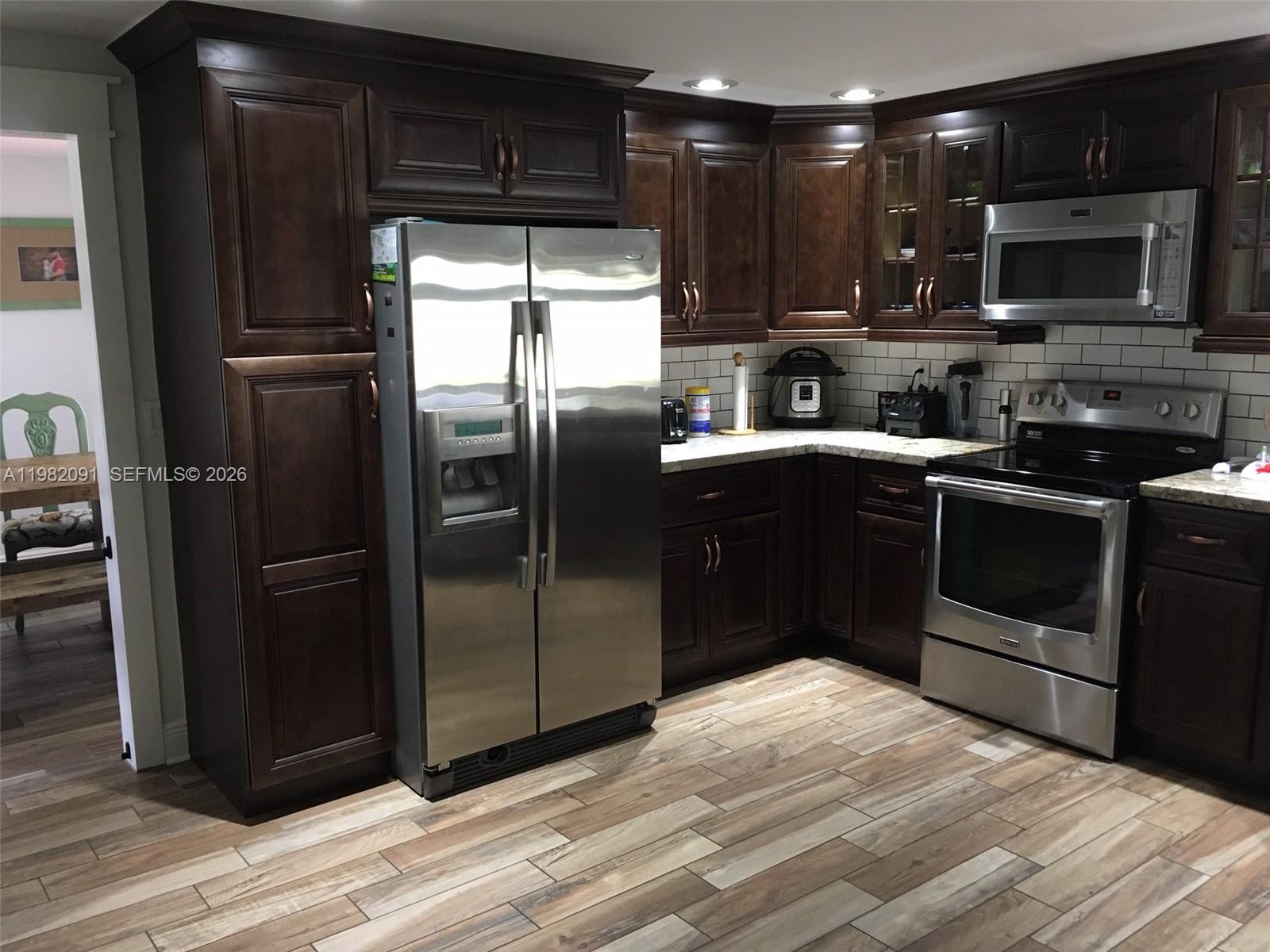 ROLLING HILLS LAKE ESTATE - Residential Lease