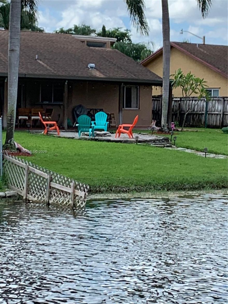 SEASONAL LEASE 3.5 Months~April throught to Mid July in Rolling Hills Lake Estates! Beautifully remodeled 3BR/2BA lakefront home with 2-car garage in a highly desirable neighborhood with excellent schools. Enjoy peaceful lake views and stunning western sunsets from the spacious backyard and covered patio. Ideal for those relocating, building a home, or needing temporary housing while transitioning to the area. Convenient to NSU, major universities, hospitals, highways, airport, shopping, dining and parks. Pets welcome w/non-refundable pet fee