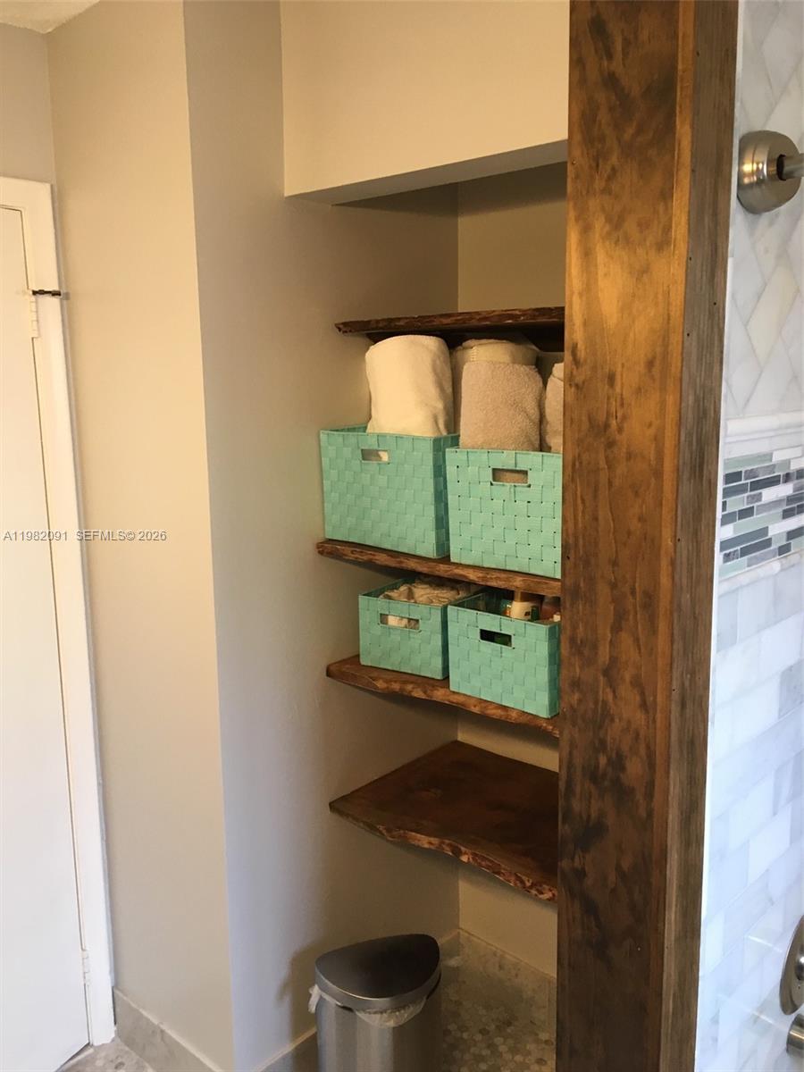 ROLLING HILLS LAKE ESTATE - Residential Lease