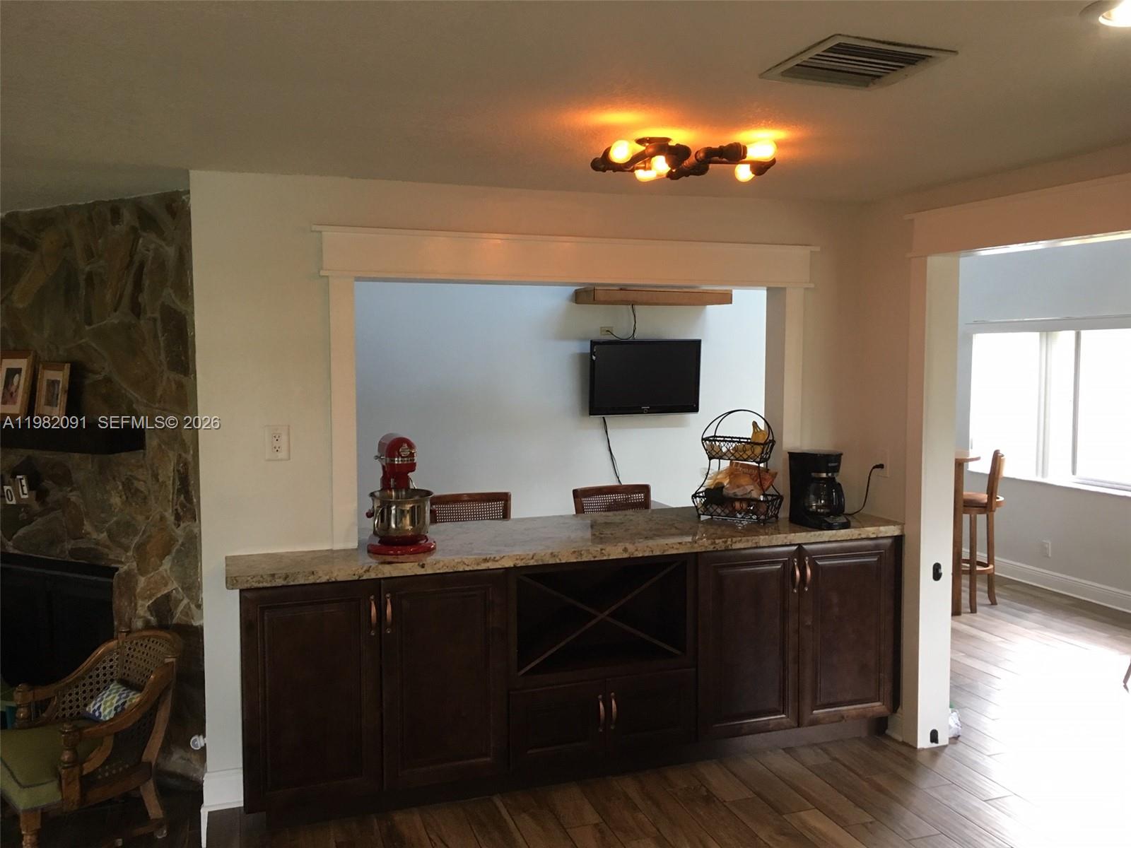 ROLLING HILLS LAKE ESTATE - Residential Lease