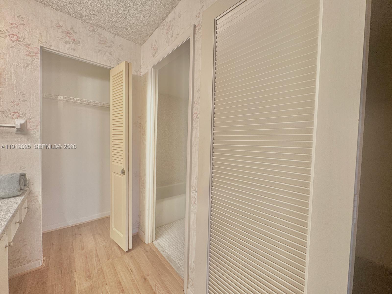 HALLMARK OF HOLLYWOOD CON - Residential