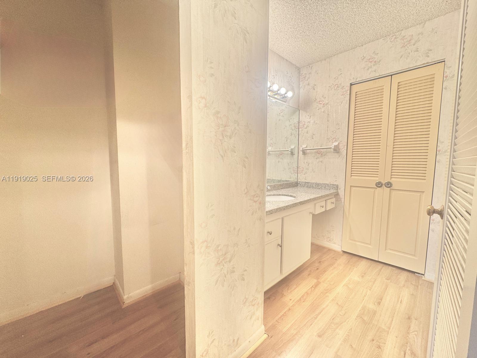 HALLMARK OF HOLLYWOOD CON - Residential