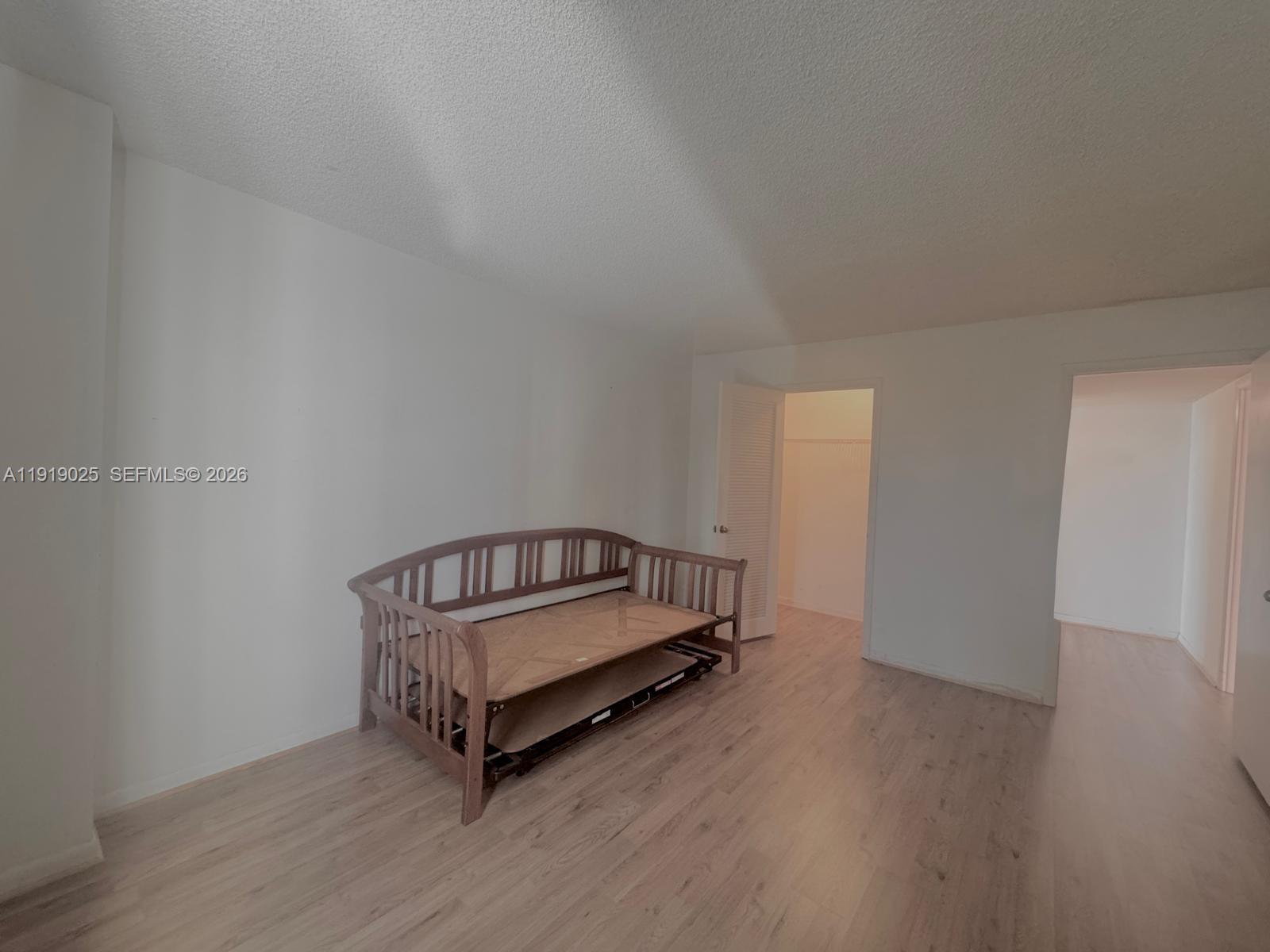 HALLMARK OF HOLLYWOOD CON - Residential