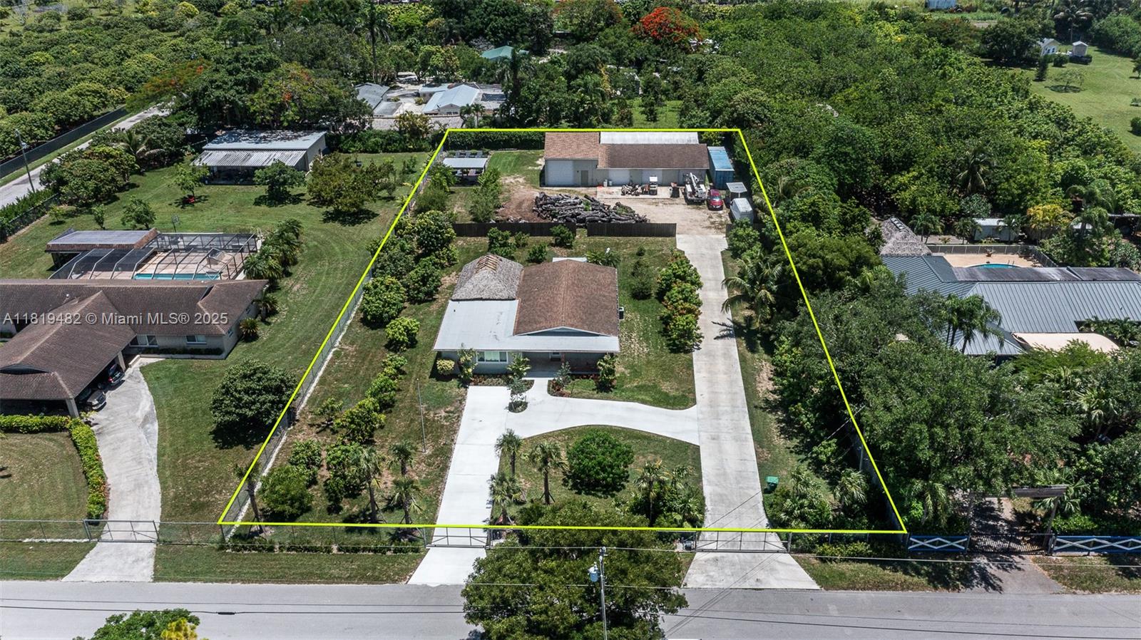 Property for Sale at 15430 Sw 260th St, Homestead, Miami-Dade County, Florida - Bedrooms: 3 
Bathrooms: 3.5  - $1,165,000
