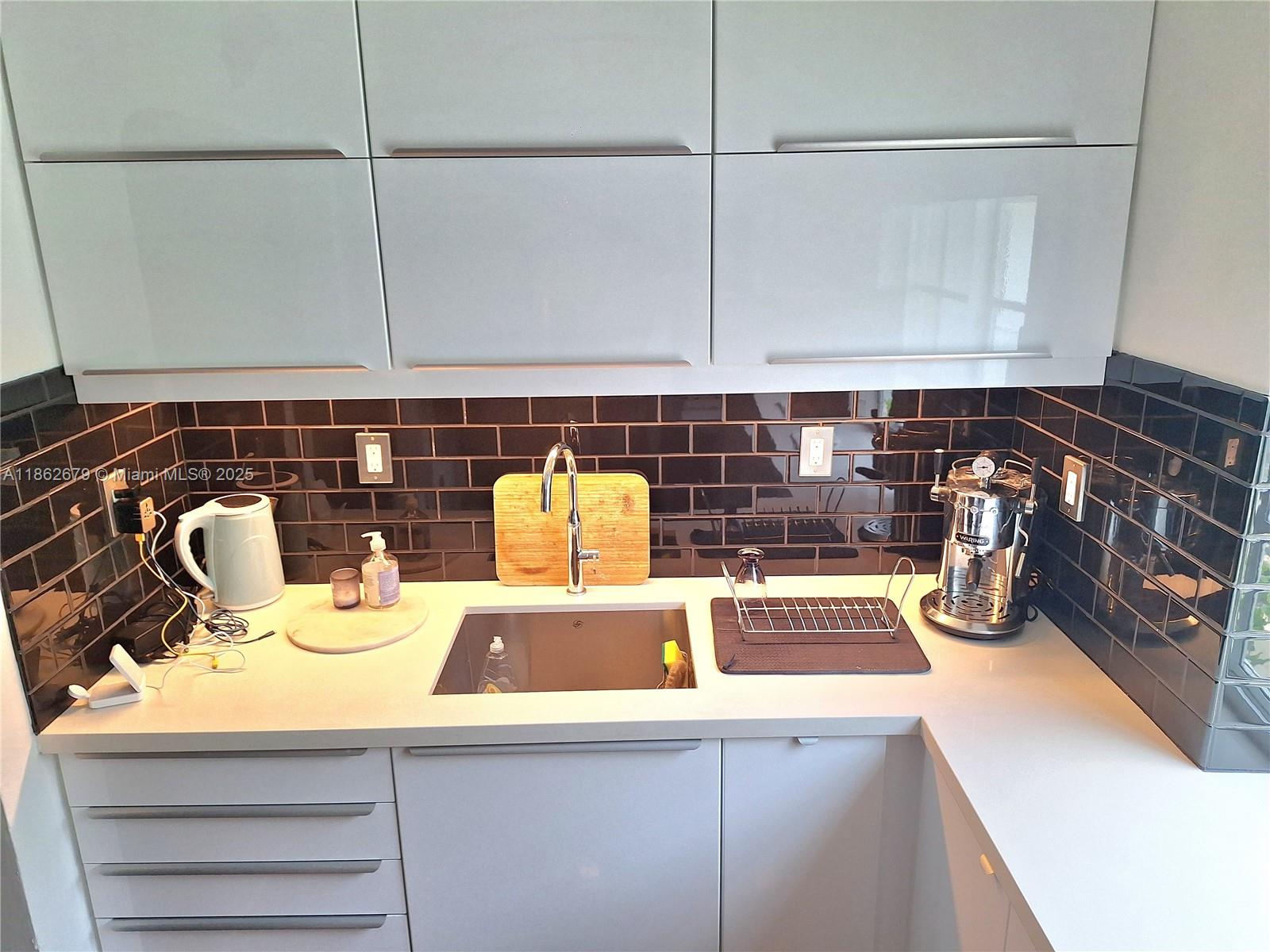 PARK VIEW HOUSE CONDOMINI - Residential Lease