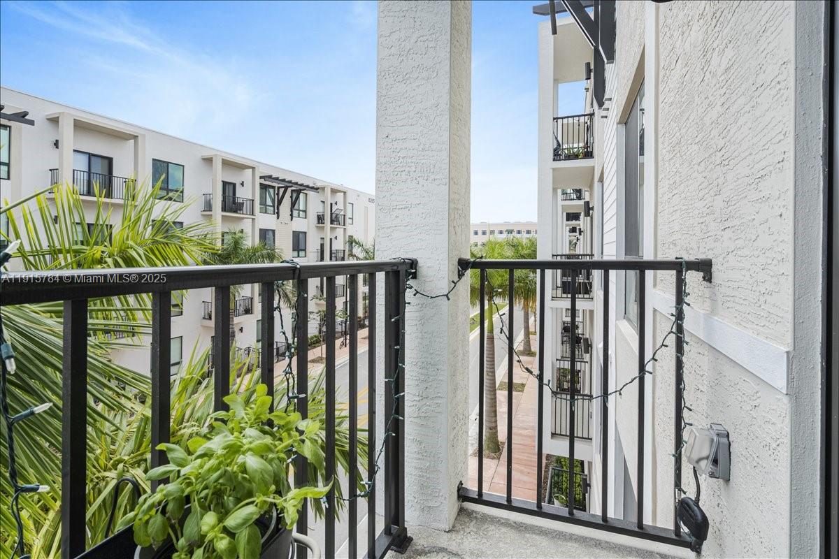 DOWNTOWN DORAL SOUTH PHAS - Residential