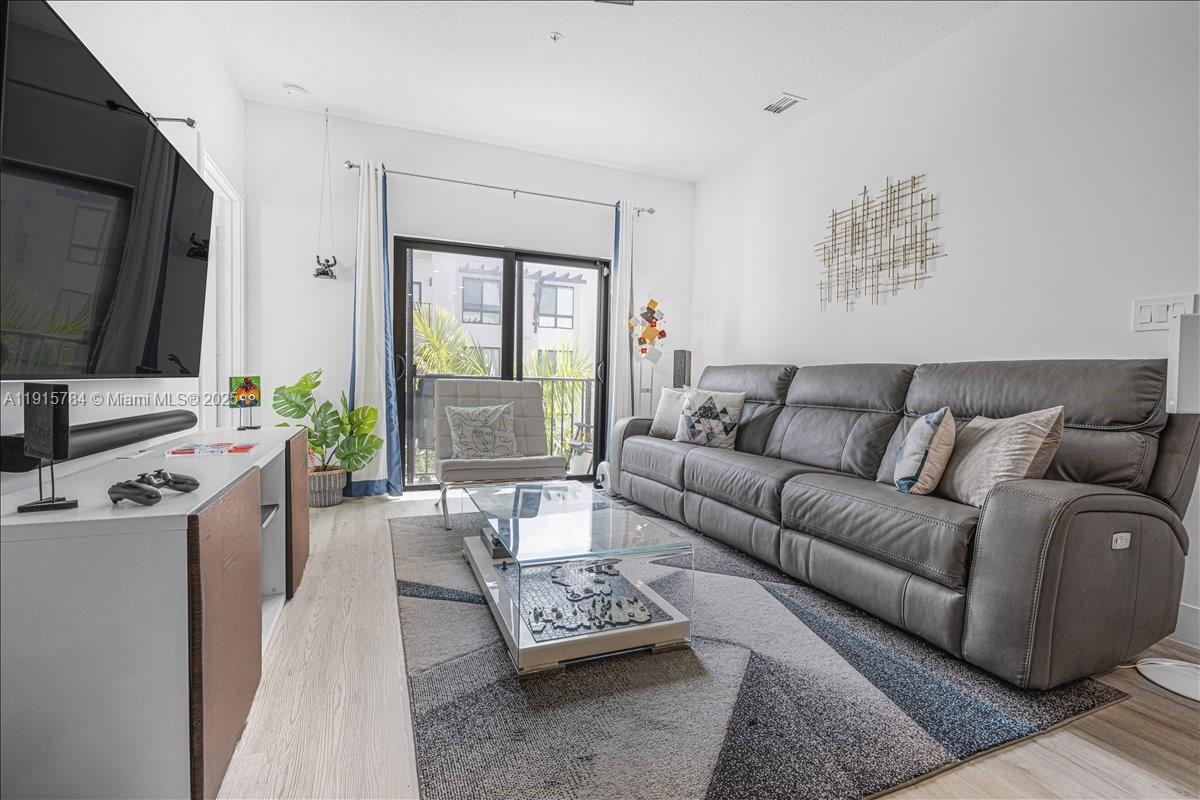 DOWNTOWN DORAL SOUTH PHAS - Residential