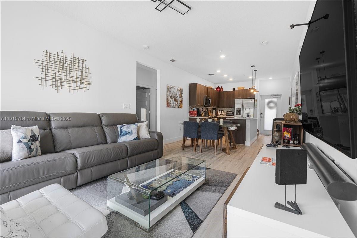 DOWNTOWN DORAL SOUTH PHAS - Residential