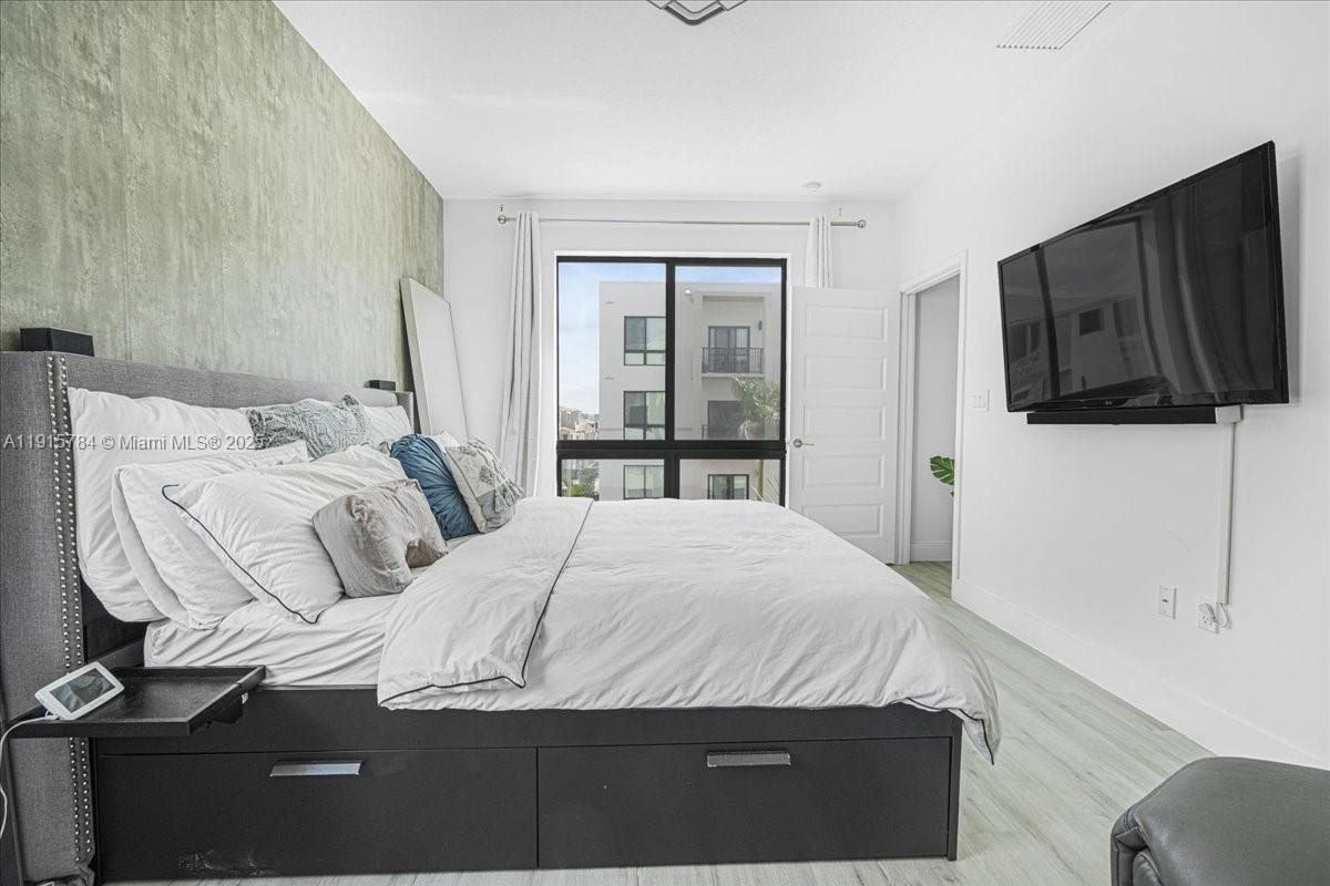 DOWNTOWN DORAL SOUTH PHAS - Residential