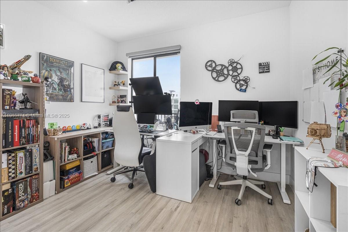 DOWNTOWN DORAL SOUTH PHAS - Residential