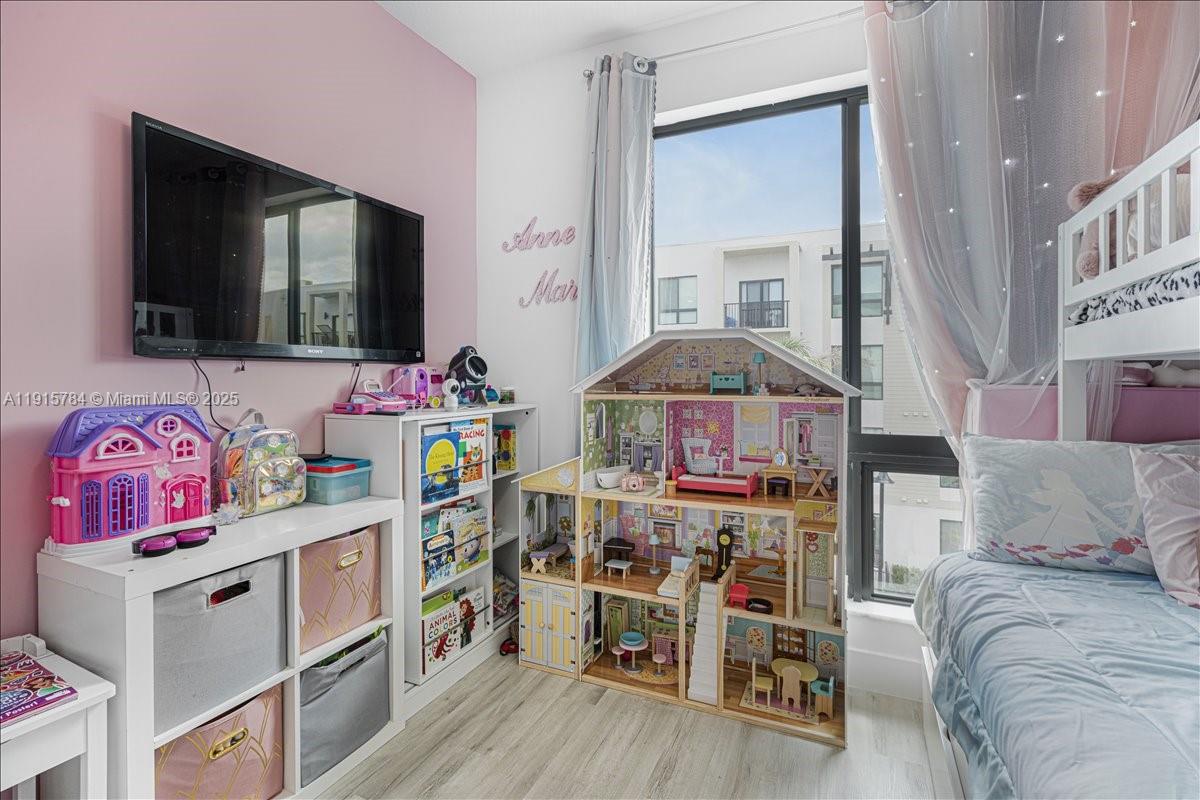 DOWNTOWN DORAL SOUTH PHAS - Residential