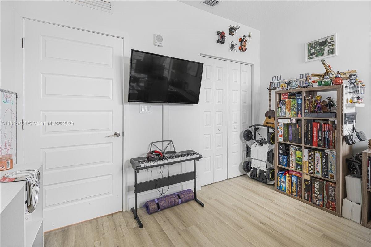 DOWNTOWN DORAL SOUTH PHAS - Residential