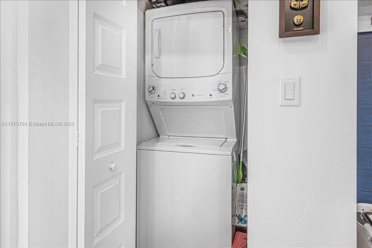 DOWNTOWN DORAL SOUTH PHAS - Residential