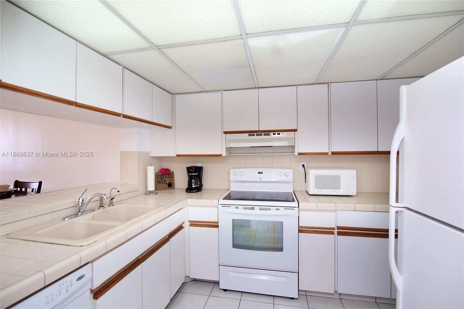 2555 Collins Ave 1804