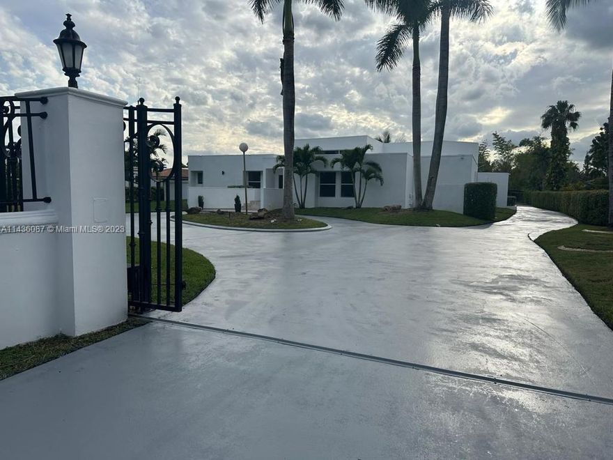 ESTATE HOME IN DESIRABLE BELEN AREA 5 BEDROOM / 4 BATHROOM, 6000 SQFT OF LIVING AREA WITH ALMOST 1 ACRE OF LAND AREA, MODERN GATED MANSION, DONT MISS YOUR OPPORTUNITY TO LIVE IN YOUR DREAM HOME TODAY.