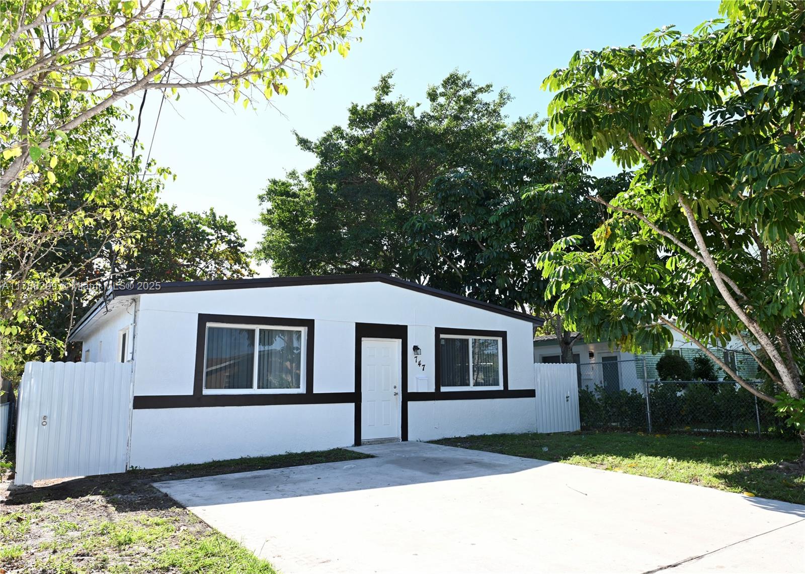 Rental Property at 747 Nw 5th Ct, Hallandale Beach, Broward County, Florida - Bedrooms: 3 
Bathrooms: 1  - $2,700 MO.