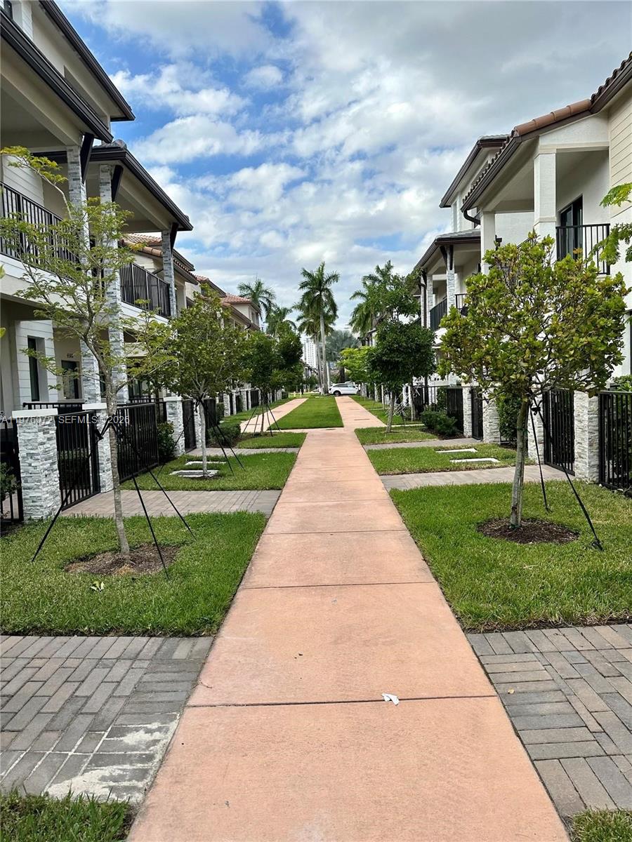 DOWNTOWN DORAL SOUTH PHAS - Residential