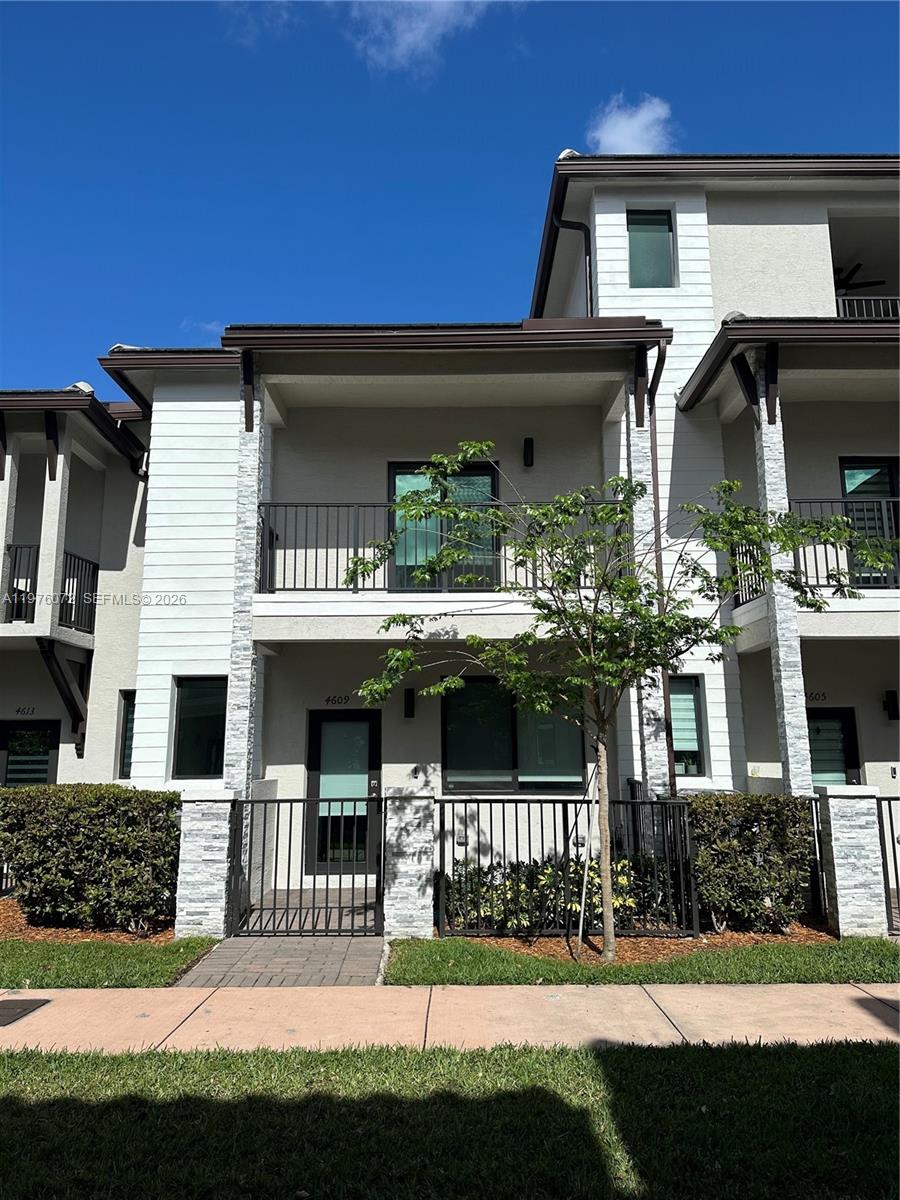 DOWNTOWN DORAL SOUTH PHAS - Residential