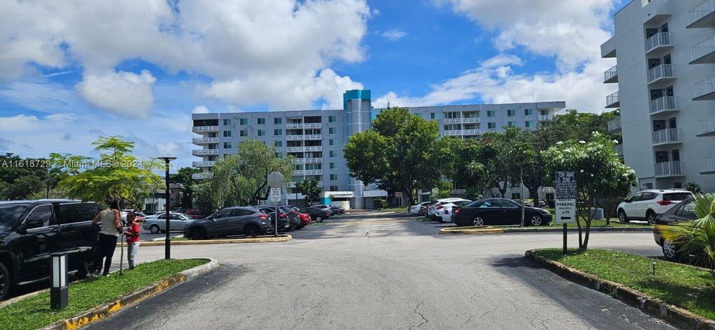 Photo of 919 Hillcrest Dr #301, Hollywood, FL 33021 (MLS # A11618729)