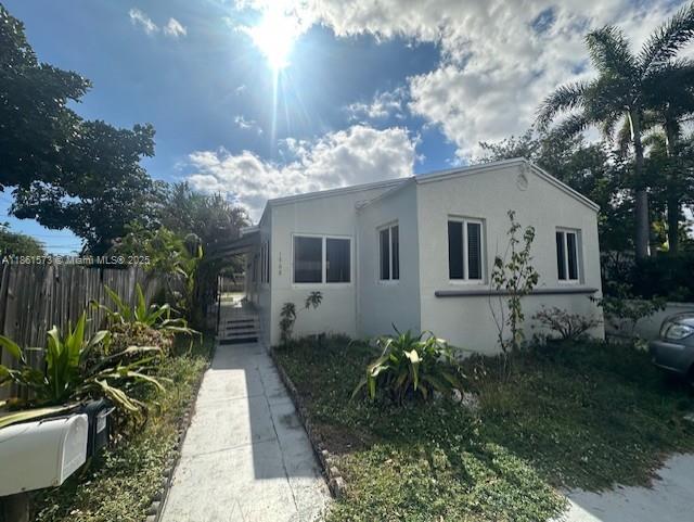 Beautiful 2-1 Unit in a Duplex. Only blocks from Hollywood Downtown. Street view. With own W/D. Central A/C. Laminated and tile floors. Water bill included. Parking for 2 cars. Easy to show.