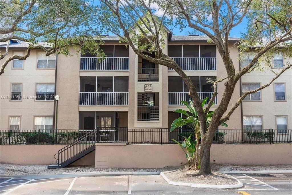 Beautiful 2-bed, 2-bath condo in the heart of Altamonte Springs! This updated unit features vinyl flooring throughout, an open living/dining area filled with natural light, and a modern kitchen with granite countertops and upgraded cabinetry, and new washer/dryer. Both bedrooms have en-suite baths and walk-in closets. Enjoy your private screened-in porch and access to a community pool. Conveniently located near the shopping mall, schools, dining, parks, and highways. Schedule your private tour today