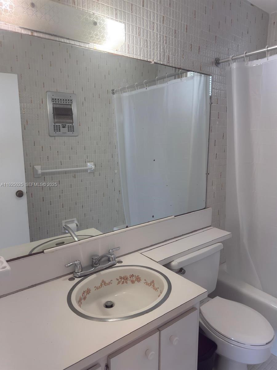 CARLYLE TOWERS CONDO - Residential