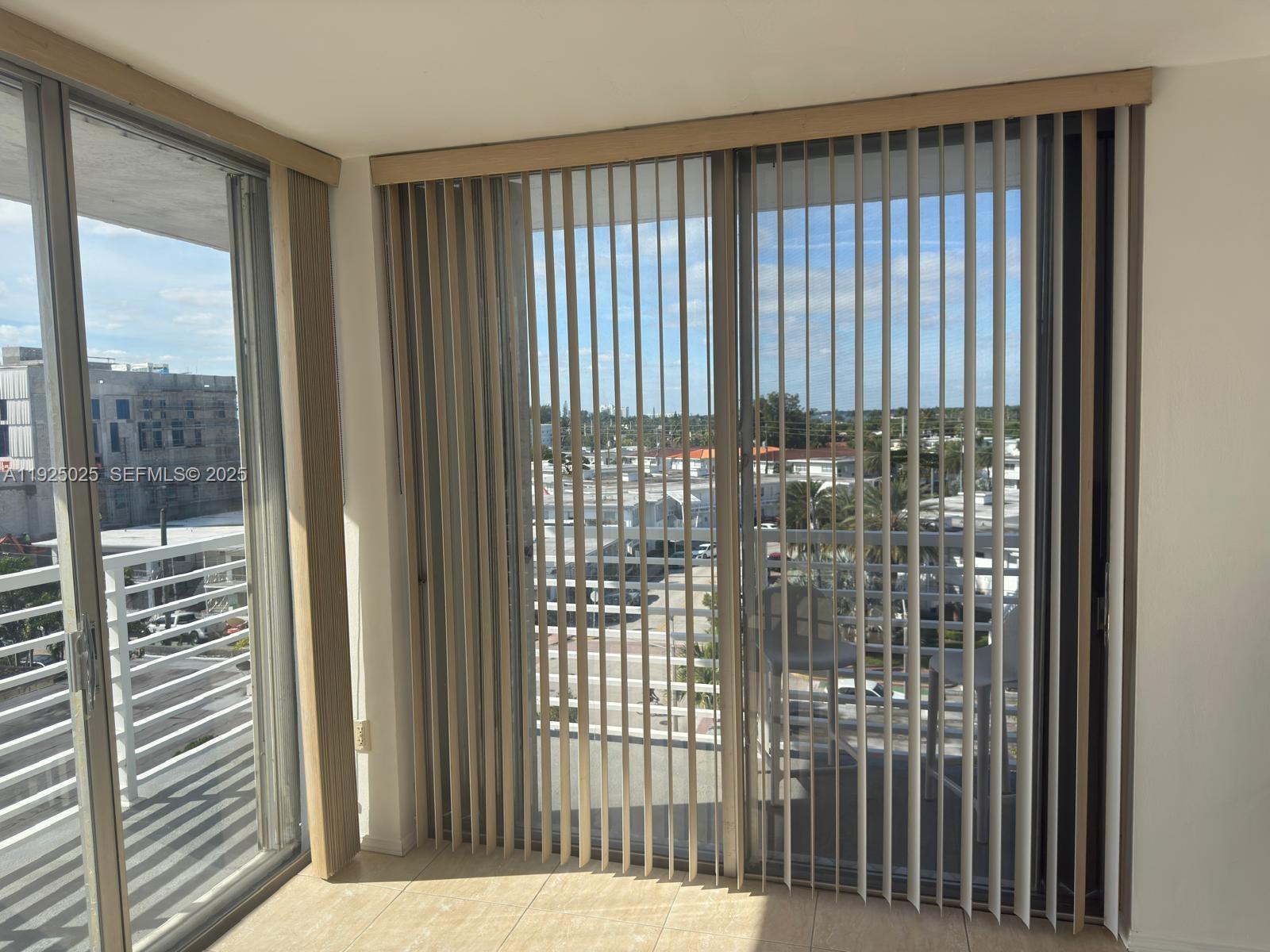 CARLYLE TOWERS CONDO - Residential