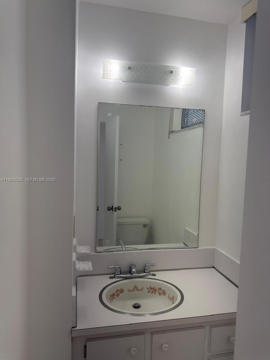 CARLYLE TOWERS CONDO - Residential