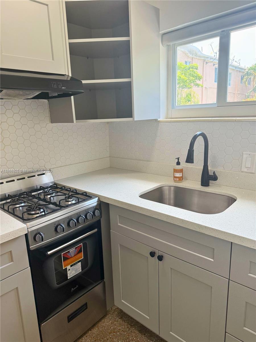 Charming fully renovated studio in the heart of Hollywood, FL, featuring original terrazzo floors, a modern kitchen with brand-new cabinets, quartz countertops, black matte fixtures, and updated appliances. The bathroom has also been refreshed with a clean and functional design. Bright and open layout offers both comfort and practicality, perfect for professionals or students seeking a move-in ready space. Located in the desirable Park Side/Downtown Hollywood area, you’ll be just minutes from restaurants, cafés, supermarkets, the ArtsPark at Young Circle, and the beautiful Hollywood beaches. An ideal opportunity to live in one of the most vibrant and convenient neighborhoods in the city.