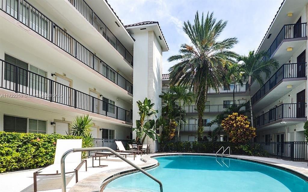 Property for Sale at 924 Se 2nd St 8, Fort Lauderdale, Broward County, Florida - Bedrooms: 3 
Bathrooms: 3  - $539,000