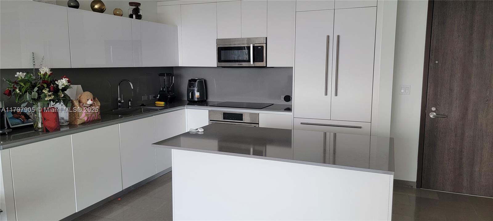 REACH CONDO - Residential