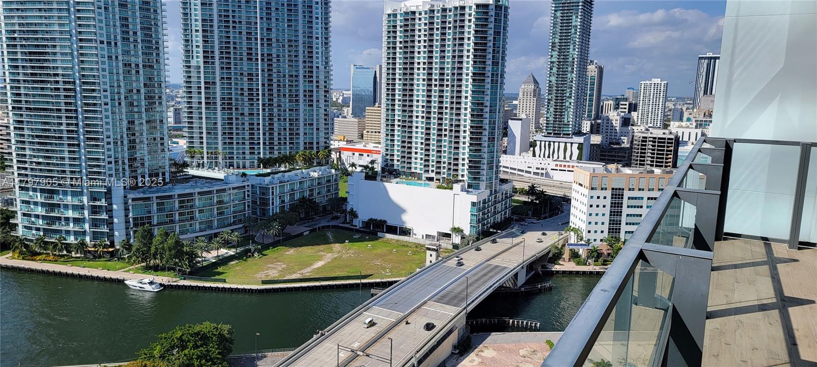 REACH CONDO - Residential