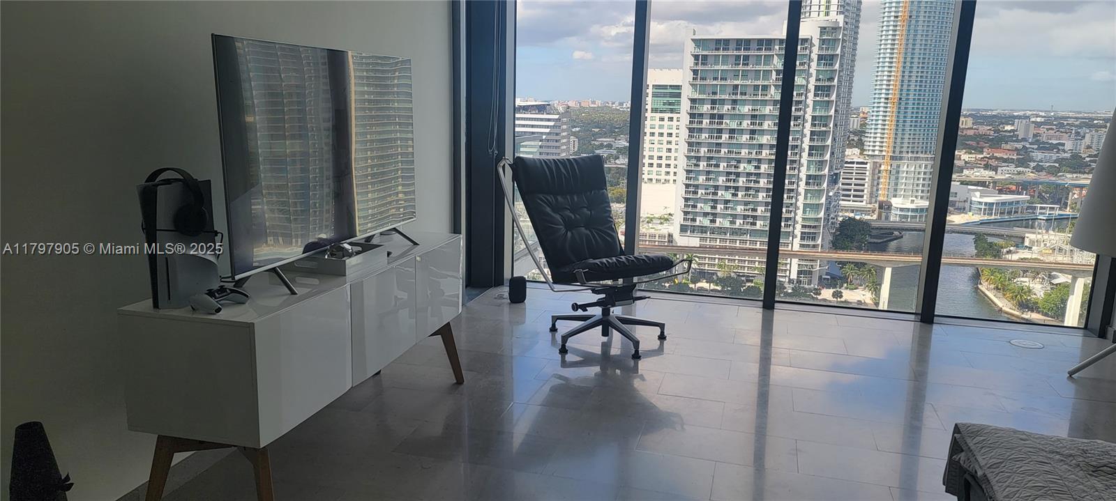 REACH CONDO - Residential