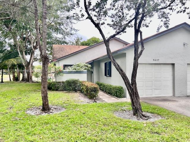 5237 Gate Lake Rd 5237, Tamarac, Broward County, Florida - 2 Bedrooms  
2 Bathrooms - 