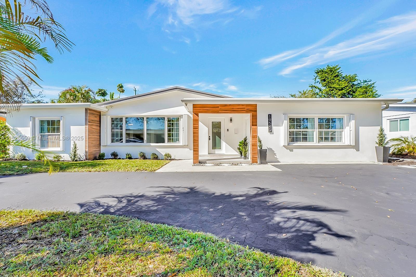 Welcome to this beautifully designed and fully renovated 4-bedroom, 3-bathroom home available for rent in the highly desired, quiet, and family-oriented neighborhood of Sky Lake. This turnkey property comes fully furnished with stylish, modern decor and high-end finishes throughout. Step outside to your private oasis featuring a large, sparkling pool-perfect for relaxing, entertaining, or family fun.
Ideally located near top-rated schools, major highways, shopping malls and hospitals, this home is offers the perfect blend of luxury and location.
Don't miss this rare opportunity to live in a move-in ready home with everything you need and more!
